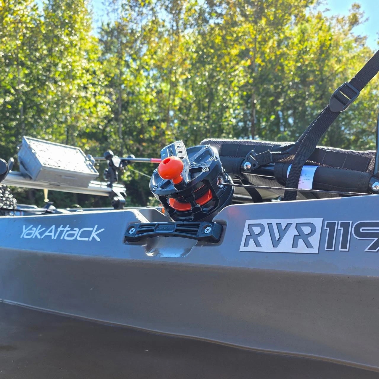 YakAttack DropShot inkaro ritė sumontuota ant kajako
