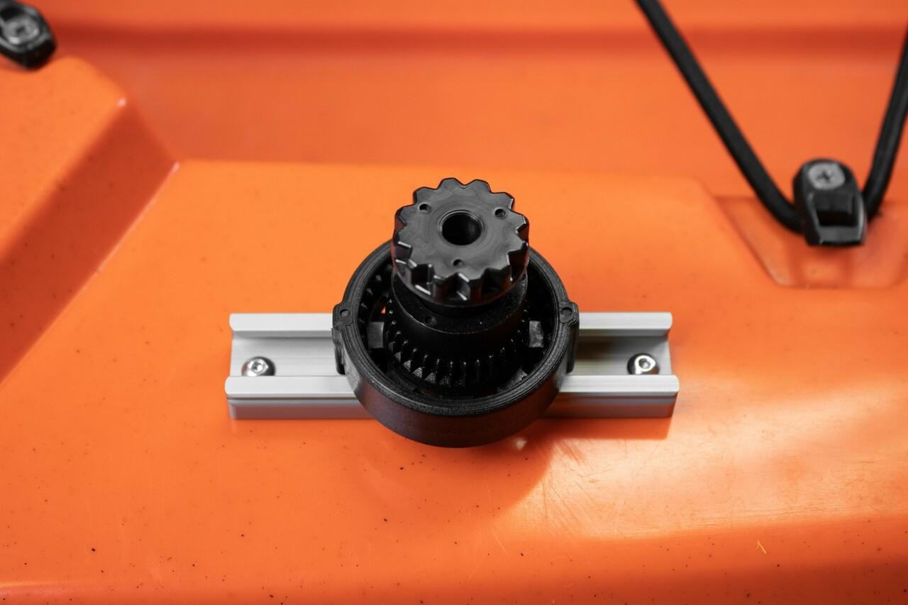 YakAttack LockNLoad bazė sumontuota ant kajako